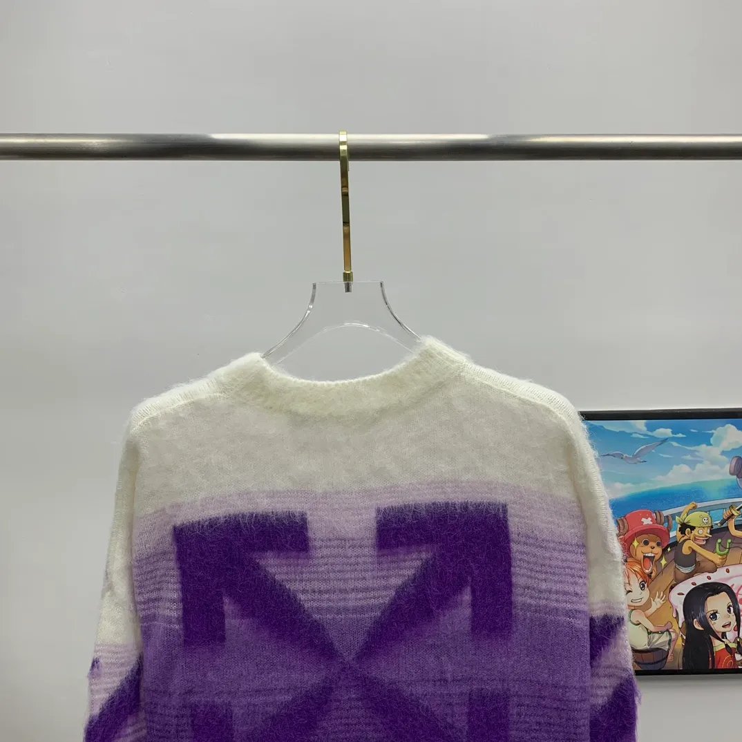 New top tested version OFFWHITE (OW) gradient mohair striped arrow sweater hoodie gradient rendering arrow couple sweater Mohair (English Mohair; Turkish: MUKHYAR) refers to the coat of Angora goats, also known as Angora goat hair. The name comes from Turkish, meaning "the best hair". It has good elasticity, pressure resistance and special luster. It is an excellent raw material for making plush fabrics and one of the most advanced animal textile fiber raw materials in the world market. Mohair has a shape similar to long wool. The fiber surface is smooth, strong luster, high strength, good elasticity, less curl, and easy to wash. Mohair can be used in jacquard blankets, long-haired coats and high-gloss wool fabrics. Mohair sweaters from ow are released every year🛒 The same style and ever-changing colors. There is really no girl who doesn’t love it. It is super suitable for wearing under a down jacket in winter without being bulky! If the lower body is missing, their favorite os version🙋🏻‍♀️ intuitively adds natural softness and fairy beauty effect, which is the best choice! The upper body is lightweight and does not weigh down the body while keeping warm. The sleeves and the gradient arrow parts on the back are repeatedly patterned until the gradient level is satisfied before large-scale products are released. The craftsmanship is extremely demanding. Each sweater is woolen at least ten times to give it a plush, thick feel and good fluffiness! ✅ Fabric composition: 50% mohair 32 spandex 18% wool, three-level anti-pilling Color: black and white gradient Sizes Mohair is lighter and softer, so be careful not to machine wash it, not machine washable! ! emphasize! !  ⚠️Hand wash with warm water and cold water P:440